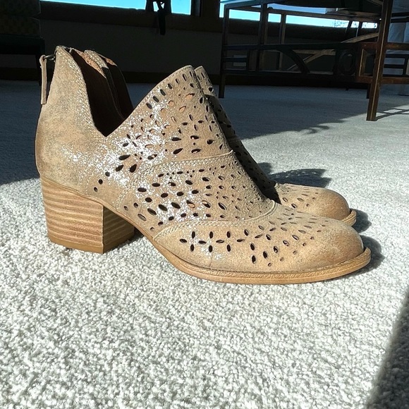 Sofft Shoes - Sofft tan with gold cutout bootie